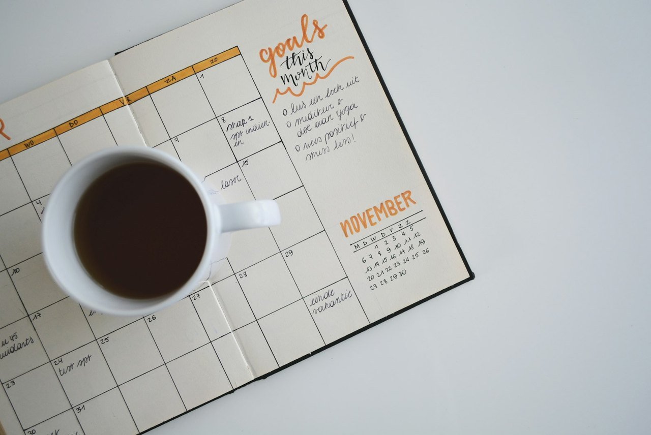 Calendar planning desk for scheduling work